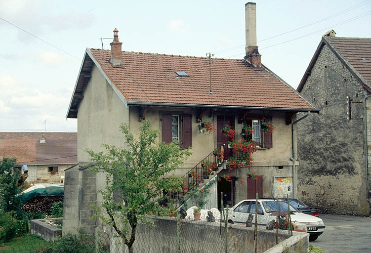 Façade antérieure vue de trois quarts gauche. © Région Bourgogne-Franche-Comté, Inventaire du patrimoine