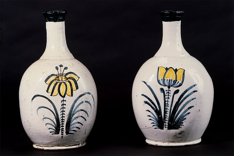 Vue d'ensemble de deux bouteilles décorées d'une fleur stylisée. © Région Bourgogne-Franche-Comté, Inventaire du patrimoine