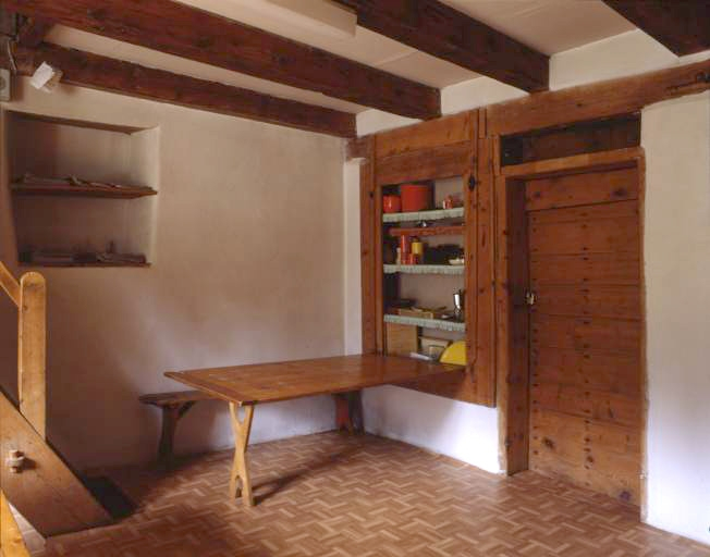 Intérieur du second logement, placard formant la table, ouvert. © Région Bourgogne-Franche-Comté, Inventaire du patrimoine