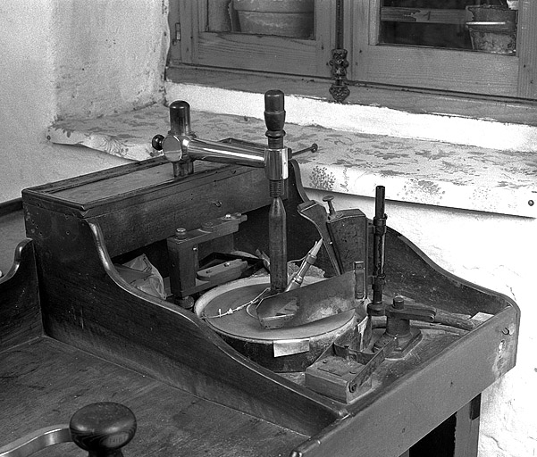Poste de taille. Le bâton mécanique dans son étui diviseur s'appuie sur l'invention et repose sur la meule. © Région Bourgogne-Franche-Comté, Inventaire du patrimoine