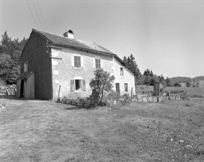 Façade antérieure et face gauche de la maison de douaniers. © Région Bourgogne-Franche-Comté, Inventaire du patrimoine Façade antérieure et face gauche de la maison de douaniers. © Région Bourgogne-Franche-Comté, Inventaire du patrimoine