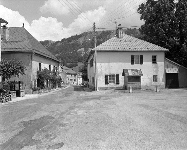 La rue Principale depuis la place du village. © Région Bourgogne-Franche-Comté, Inventaire du patrimoine