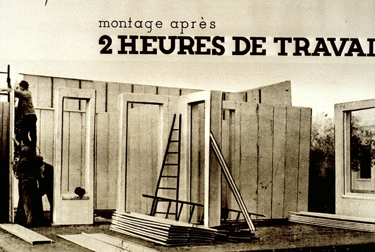 Montage d'une maison tout acier dans les années 1930 : mise en place des murs. © Région Bourgogne-Franche-Comté, Inventaire du patrimoine