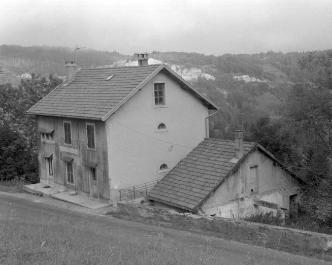 Façade antérieure et face droite de la fromagerie, en contrebas : ruines de la porcherie. © Région Bourgogne-Franche-Comté, Inventaire du patrimoine