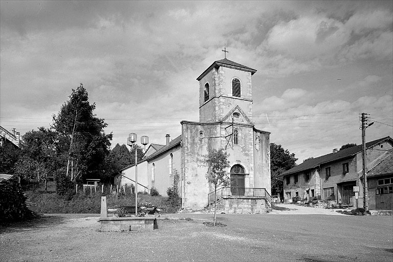 Extérieur : façade ouest et face sud. © Région Bourgogne-Franche-Comté, Inventaire du patrimoine Extérieur : façade ouest et face sud. © Région Bourgogne-Franche-Comté, Inventaire du patrimoine