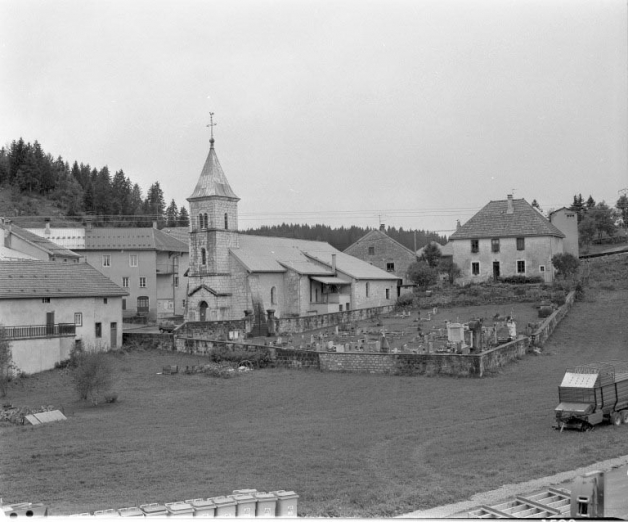 Vue de situation depuis le sud-ouest. © Région Bourgogne-Franche-Comté, Inventaire du patrimoine