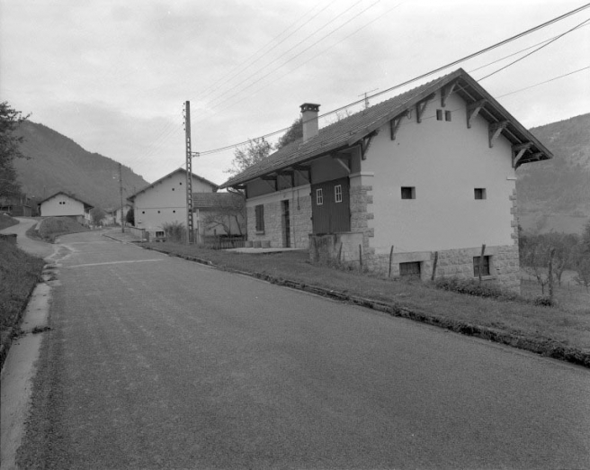 Rue principale, en allant vers Coiserette. © Région Bourgogne-Franche-Comté, Inventaire du patrimoine