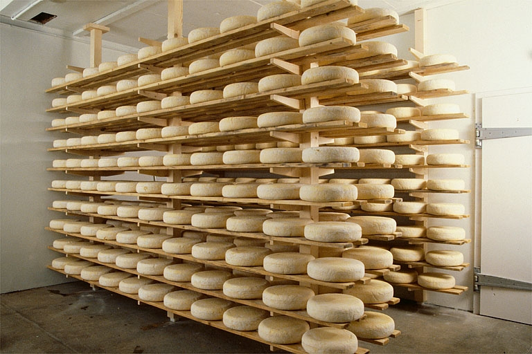 Intérieur d'une cave d'affinage. © Région Bourgogne-Franche-Comté, Inventaire du patrimoine