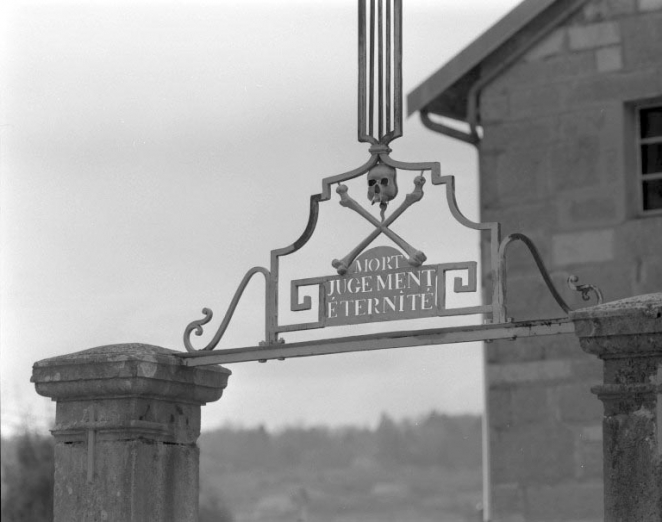 L'inscription au dessus du portail gauche du cimetière. © Région Bourgogne-Franche-Comté, Inventaire du patrimoine L'inscription au dessus du portail gauche du cimetière. © Région Bourgogne-Franche-Comté, Inventaire du patrimoine