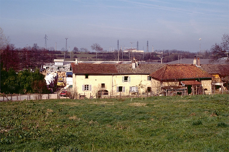 Bureau, atelier de réparation, logement et remise d'automobile, vus du sud-est. © Région Bourgogne-Franche-Comté, Inventaire du patrimoine