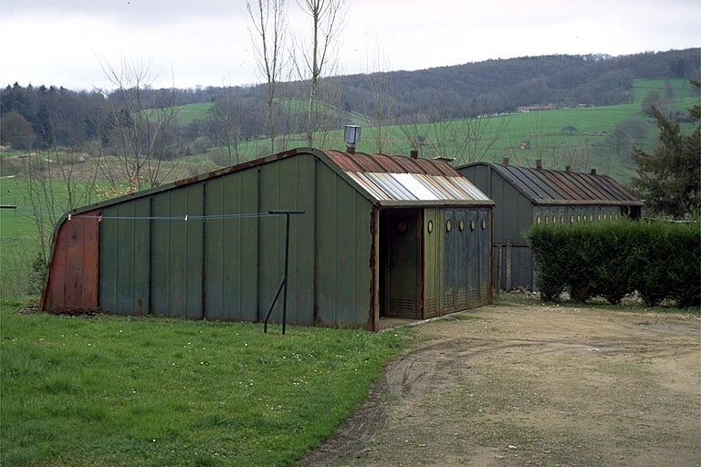 Remises d'automobile métallique : vue d'ensemble. © Région Bourgogne-Franche-Comté, Inventaire du patrimoine