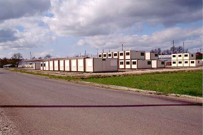 Cellules monoblocs sur l'aire des produits manufacturés. © Région Bourgogne-Franche-Comté, Inventaire du patrimoine