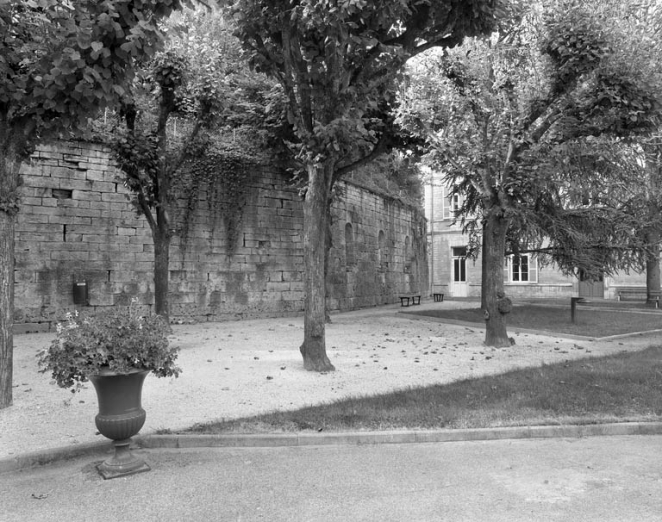Restes du rempart du bastion du Boulevard dans la cour de l'hotel-dieu : partie inférieure de trois quarts gauche. © Région Bourgogne-Franche-Comté, Inventaire du patrimoine Restes du rempart du bastion du Boulevard dans la cour de l'hotel-dieu : partie inférieure de trois quarts gauche. © Région Bourgogne-Franche-Comté, Inventaire du patrimoine