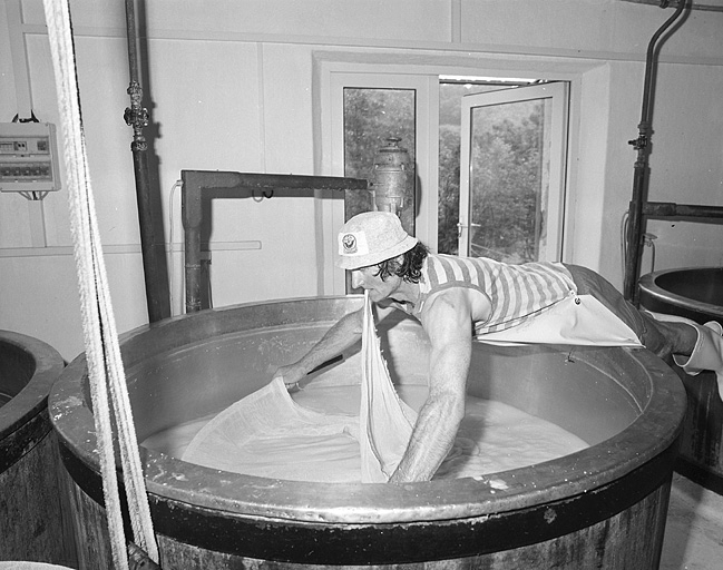 Tirage à la toile : toile et baguette sont plongées dans la chaudière. © Région Bourgogne-Franche-Comté, Inventaire du patrimoine