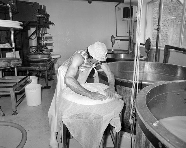 Tirage à la toile : le caillé mis dans un moule est recouvert d'une toile pour être pressé à la main. © Région Bourgogne-Franche-Comté, Inventaire du patrimoine