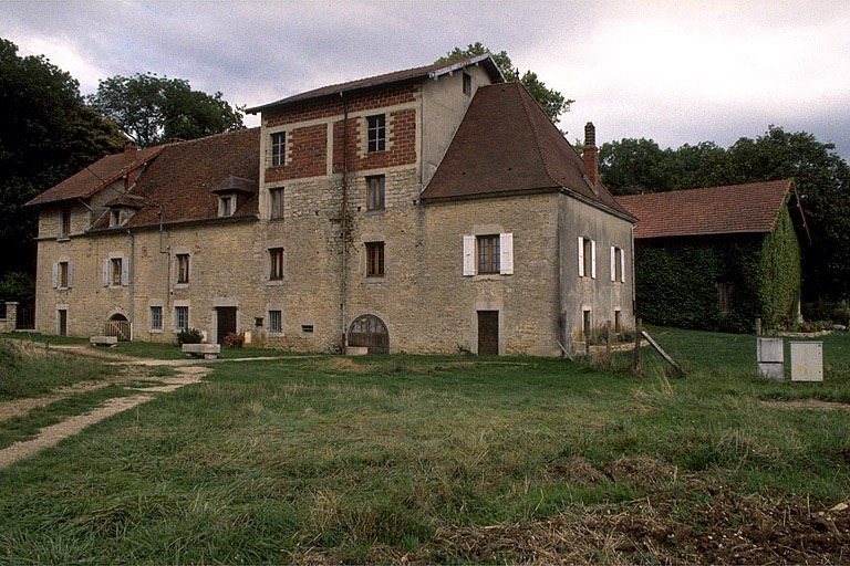 Vue de trois quarts droite. Au second plan : remise à automobile. © Région Bourgogne-Franche-Comté, Inventaire du patrimoine