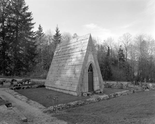 Tombeau d'Emmanuel Jobez, de trois quarts gauche. © Région Bourgogne-Franche-Comté, Inventaire du patrimoine Tombeau d'Emmanuel Jobez, de trois quarts gauche. © Région Bourgogne-Franche-Comté, Inventaire du patrimoine