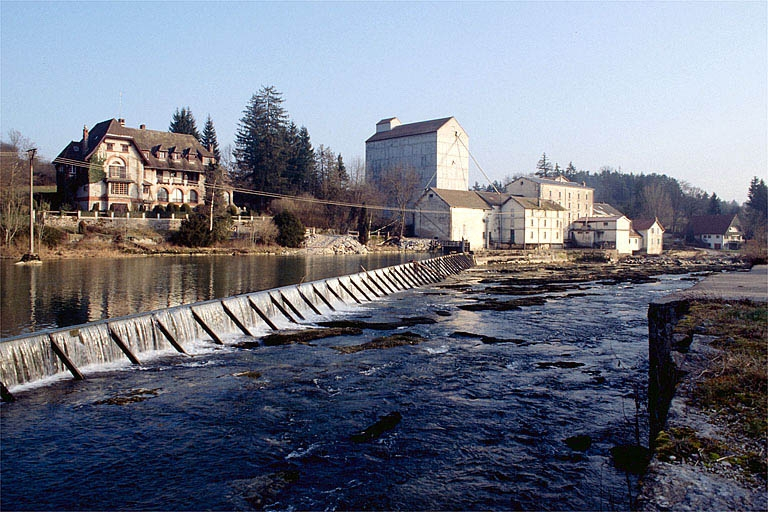 Au premier plan : barrage sur l'Ain. © Région Bourgogne-Franche-Comté, Inventaire du patrimoine