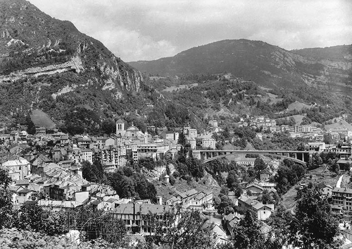 Vue d'ensemble de la ville depuis le nord-ouest, avec le Grand Pont. © Région Bourgogne-Franche-Comté, Inventaire du patrimoine