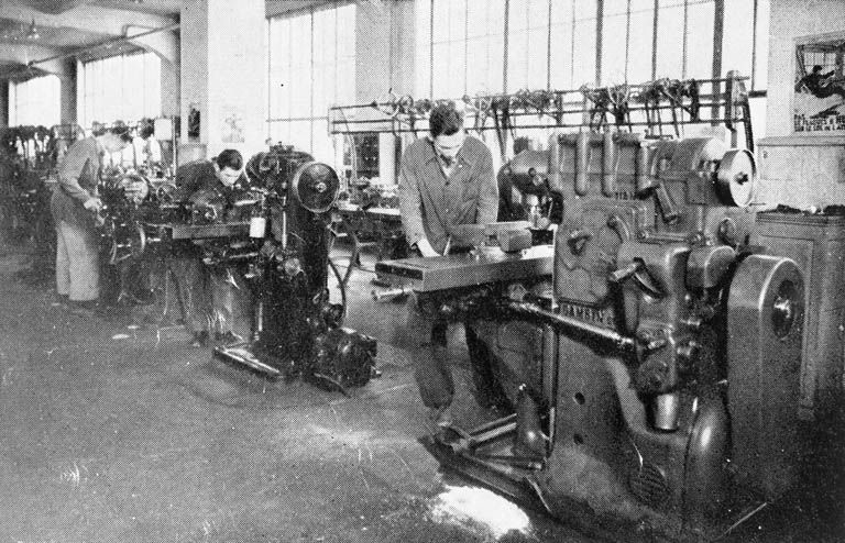 L'atelier de mécanique (fraisage), décennie 1940. © Région Bourgogne-Franche-Comté, Inventaire du patrimoine L'atelier de mécanique (fraisage), décennie 1940. © Région Bourgogne-Franche-Comté, Inventaire du patrimoine