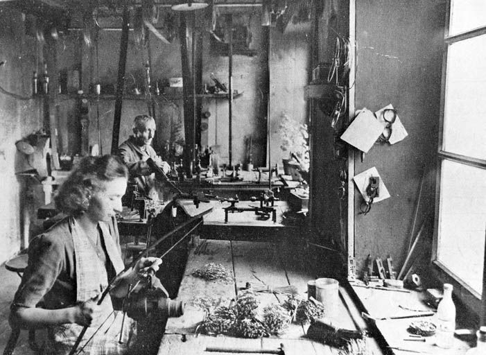 [Intérieur d'un atelier de lunetier], décennie 1940. © Région Bourgogne-Franche-Comté, Inventaire du patrimoine