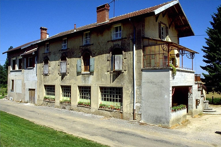 Façade sur rue de trois quarts droite. © Région Bourgogne-Franche-Comté, Inventaire du patrimoine Façade sur rue de trois quarts droite. © Région Bourgogne-Franche-Comté, Inventaire du patrimoine