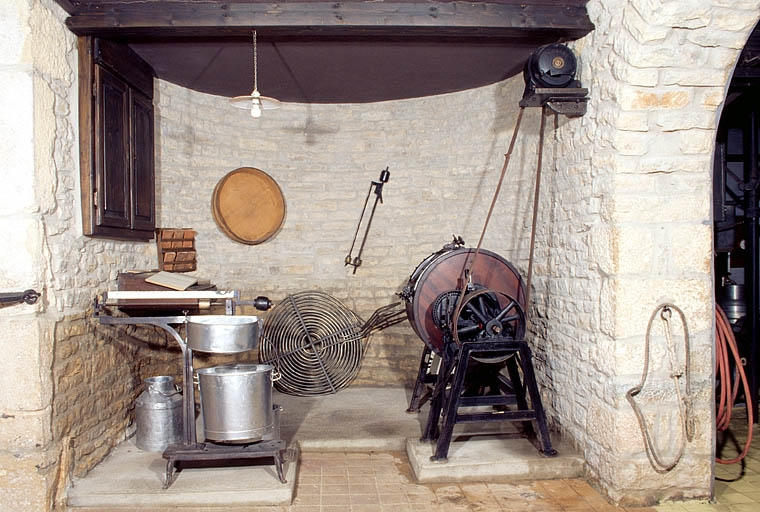 Au premier plan : pèse-lait et baratte. © Région Bourgogne-Franche-Comté, Inventaire du patrimoine