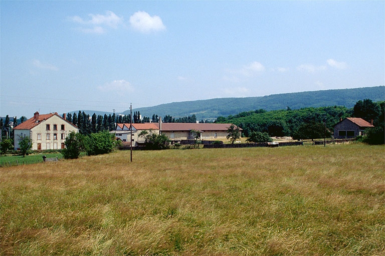 Vue d'ensemble depuis le sud-ouest. © Région Bourgogne-Franche-Comté, Inventaire du patrimoine Vue d'ensemble depuis le sud-ouest. © Région Bourgogne-Franche-Comté, Inventaire du patrimoine