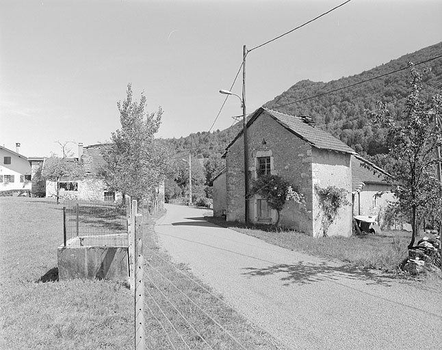 Rue principale du village. © Région Bourgogne-Franche-Comté, Inventaire du patrimoine