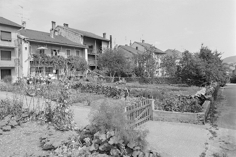 Chemin des Jardins, façades postérieures des maisons. © Région Bourgogne-Franche-Comté, Inventaire du patrimoine