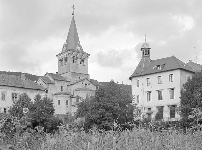 L'église paroissiale et l'ancienne mairie. © Région Bourgogne-Franche-Comté, Inventaire du patrimoine
