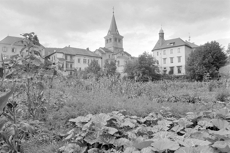 L'église paroissiale et l'ancienne mairie, à droite. © Région Bourgogne-Franche-Comté, Inventaire du patrimoine