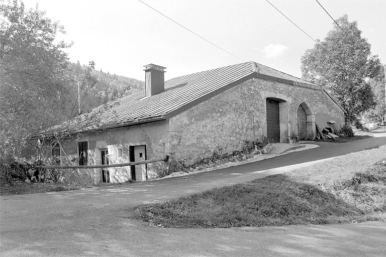 Façade antérieure et face nord. © Région Bourgogne-Franche-Comté, Inventaire du patrimoine