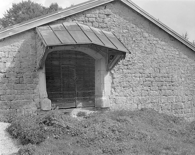 Accès à la grange haute sur la face sud-ouest. © Région Bourgogne-Franche-Comté, Inventaire du patrimoine