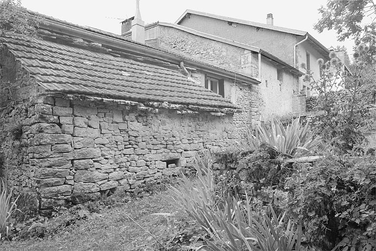 Face sud-est, appentis avec une ancienne couverture en calcaire. © Région Bourgogne-Franche-Comté, Inventaire du patrimoine