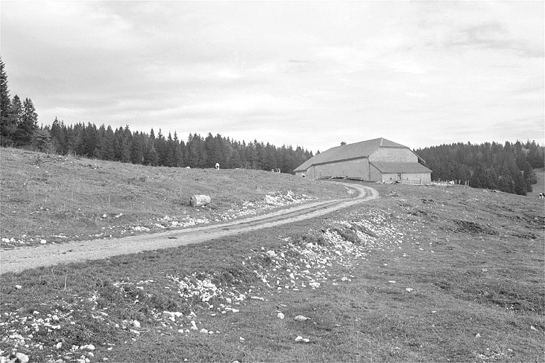 Vue générale depuis le chemin d'accès. © Région Bourgogne-Franche-Comté, Inventaire du patrimoine