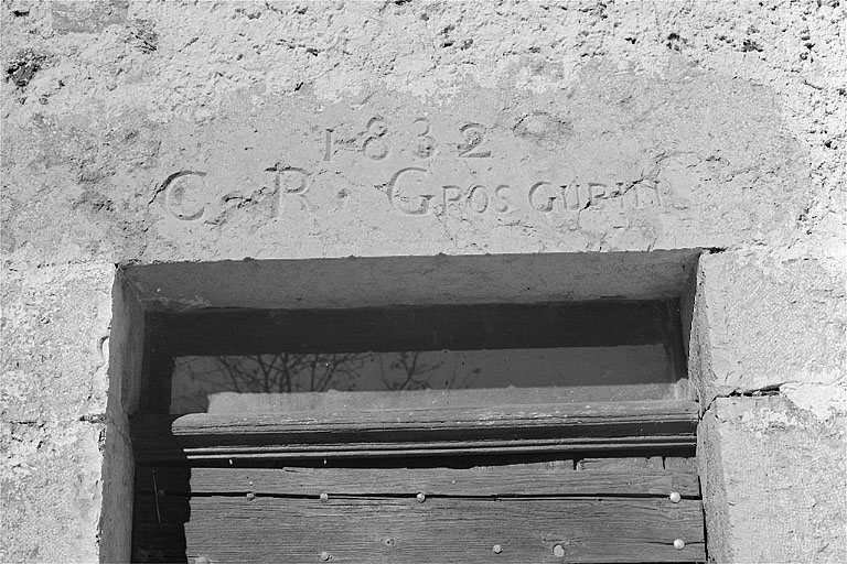 Inscription sur le linteau de la porte d'entrée. © Région Bourgogne-Franche-Comté, Inventaire du patrimoine