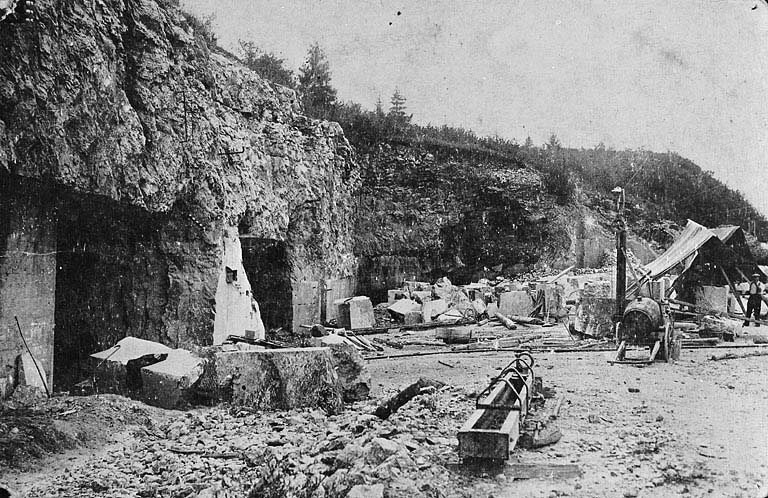 Chantier et entrées de la carrière souterraine. © Région Bourgogne-Franche-Comté, Inventaire du patrimoine