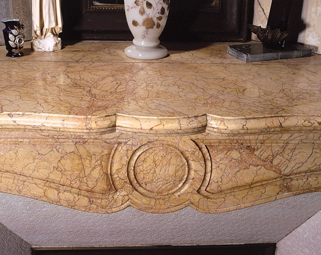 Cheminée de la chambre à coucher est : arc chantourné orné et tablette. © Région Bourgogne-Franche-Comté, Inventaire du patrimoine