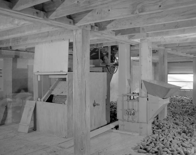 Vue d'ensemble. Batteur et élévateur à godets. © Région Bourgogne-Franche-Comté, Inventaire du patrimoine