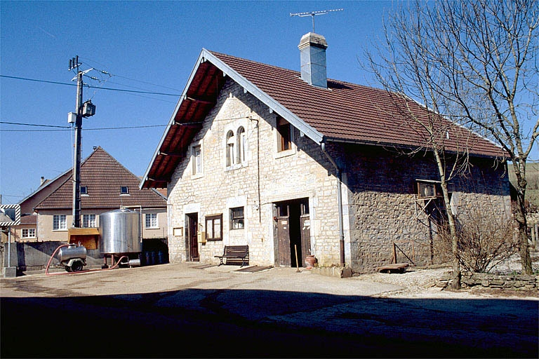 Vue d'ensemble depuis l'est. © Région Bourgogne-Franche-Comté, Inventaire du patrimoine
