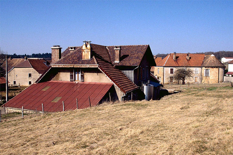 Vue de trois quarts arrière. © Région Bourgogne-Franche-Comté, Inventaire du patrimoine