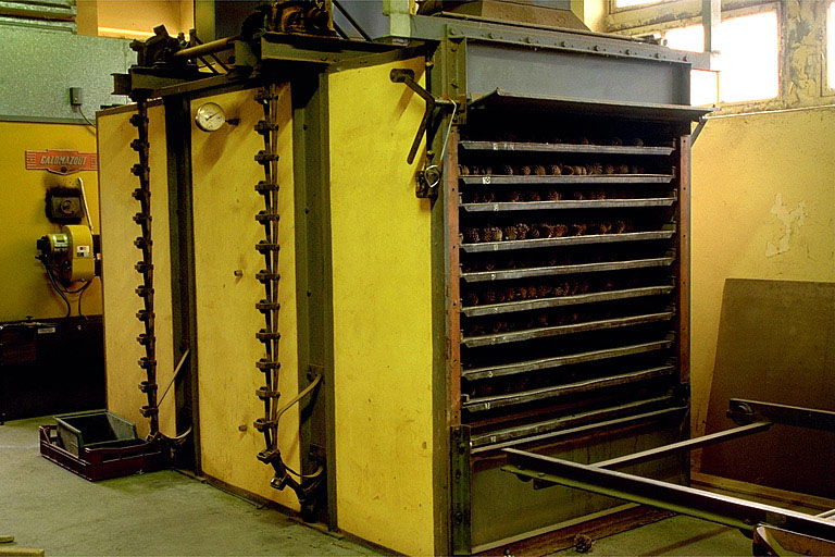 Vue d'ensemble de trois quarts droit. Séchoir ouvert avec ses 10 grilles. © Région Bourgogne-Franche-Comté, Inventaire du patrimoine