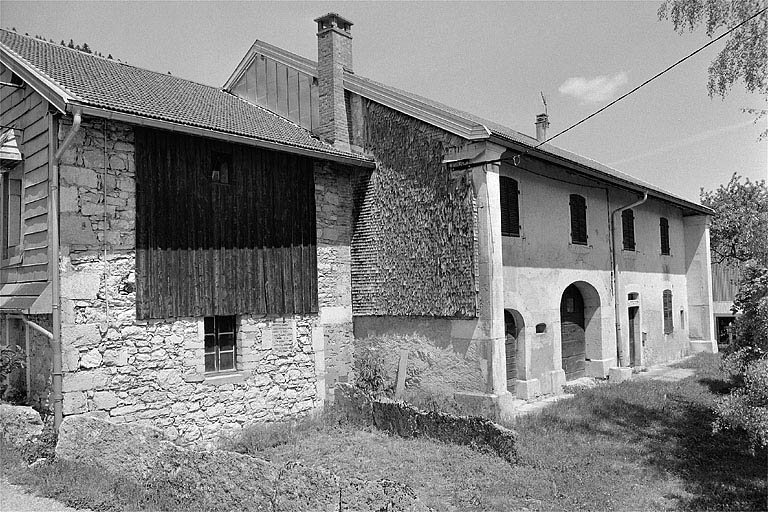 Façade antérieure de trois quarts et extension sur la face gauche. © Région Bourgogne-Franche-Comté, Inventaire du patrimoine Façade antérieure de trois quarts et extension sur la face gauche. © Région Bourgogne-Franche-Comté, Inventaire du patrimoine