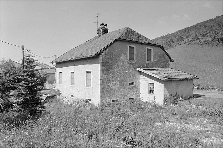 Vue de trois quarts de la façade postérieure et de la face droite. © Région Bourgogne-Franche-Comté, Inventaire du patrimoine Vue de trois quarts de la façade postérieure et de la face droite. © Région Bourgogne-Franche-Comté, Inventaire du patrimoine