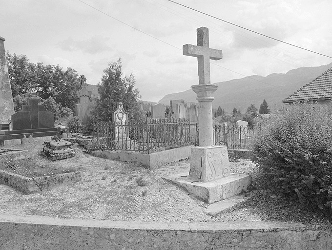 La croix de cimetière, vue générale. © Région Bourgogne-Franche-Comté, Inventaire du patrimoine