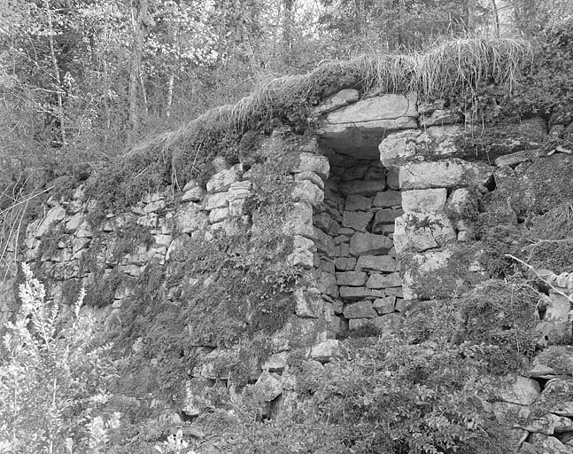 Cabane dans un mur de soutènement, au lieu-dit Sous les Vignes. © Région Bourgogne-Franche-Comté, Inventaire du patrimoine