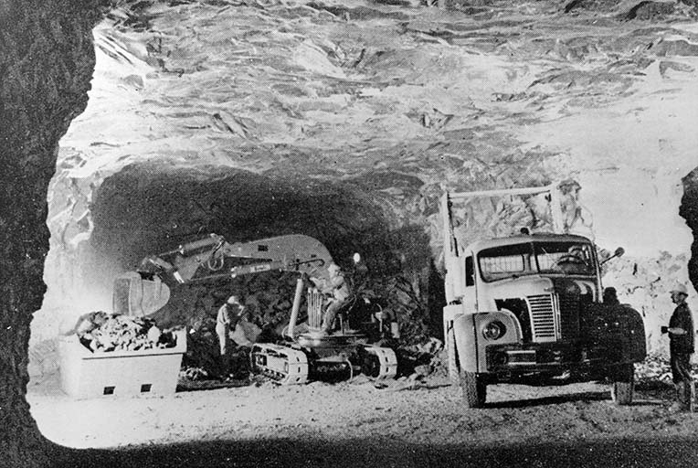 Chargement et évacuation du calcaire. © Région Bourgogne-Franche-Comté, Inventaire du patrimoine