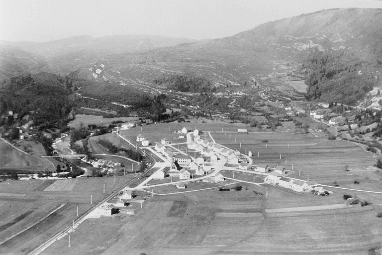 Vue aérienne de Lavancia-Epercy lors de la construction du nouveau village. © Région Bourgogne-Franche-Comté, Inventaire du patrimoine