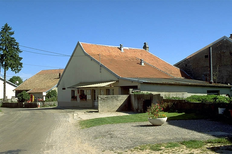 Vue d'ensemble depuis l'ouest. © Région Bourgogne-Franche-Comté, Inventaire du patrimoine